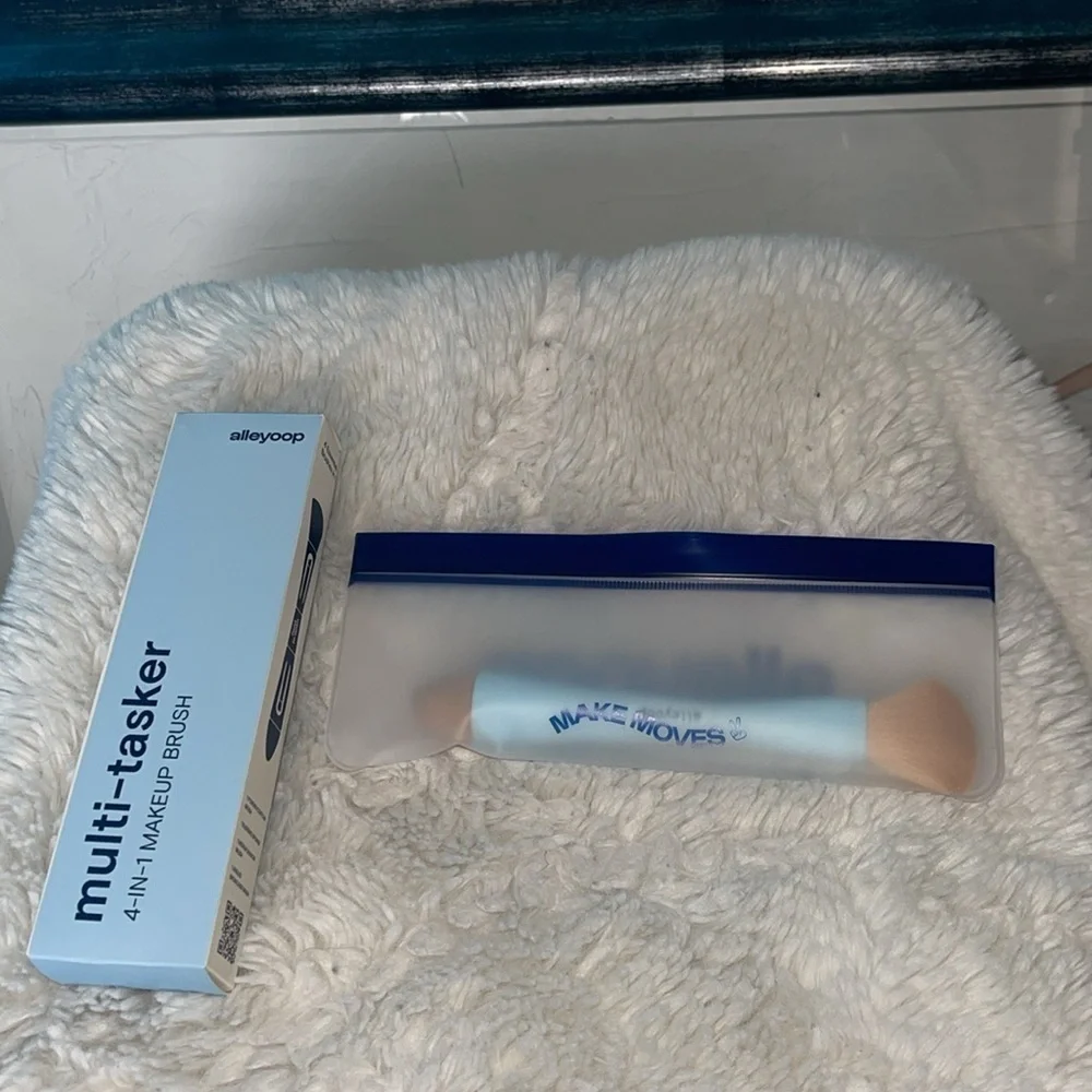 Multi tasker 4 in one makeup brush NWT it was unboxed never used Brand new